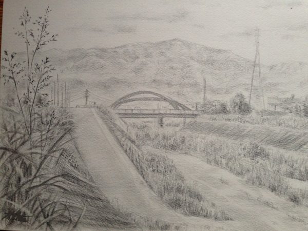 三菱鉛筆uniの2B鉛筆で、小川と河川敷と橋のある日本の風景がスケッチされている（風景画）