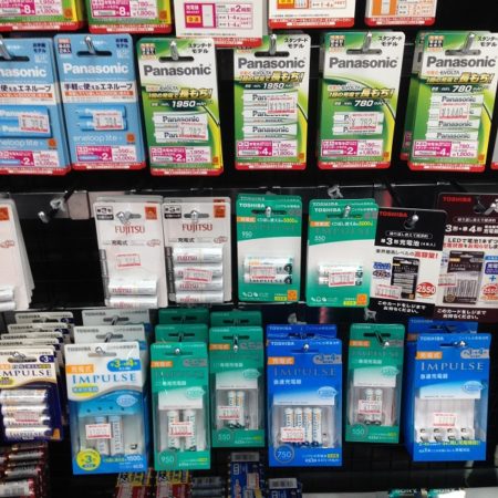 ヨドバシカメラの店頭にFujitsuやPanasonicなどメーカー各社の白い充電池が多数吊られている