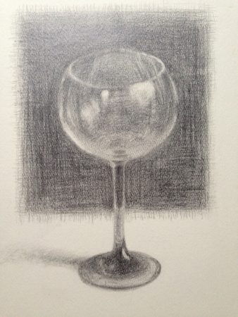 ワトソン紙のスケッチブックに、2Bの三菱鉛筆でワイングラス1つを描き、撮影した写真。絵は完成している。ワイングラスは丸い形をしており、柄が長い。ワイングラスの背景は、鉛筆で黒く塗りつぶされている。