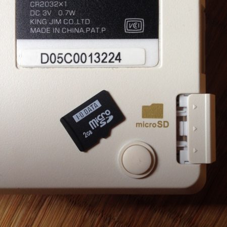 2GBまでデータを入れることができるメモリーカードを撮影した写真。黒くて小さいSDカードが正面に写っている。