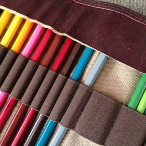 ダーウェント社製のペンシルホルダーで色鉛筆を保管している写真。
