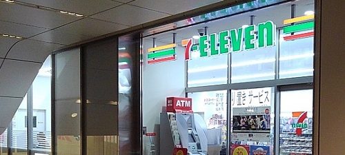 セブンイレブンの店頭を撮影した写真。「7-ELEVEN」の看板が写っている。