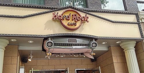 ハードロックカフェの店の看板を斜め左下から撮影した写真。写真は夏の昼間に撮影された。