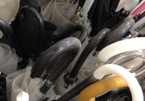 気管支喘息を発症した会社で、当時置かれていた傘立てを撮影した写真。黒い傘2～3本の柄に埃で積もり、柄が灰色になってしまっている。