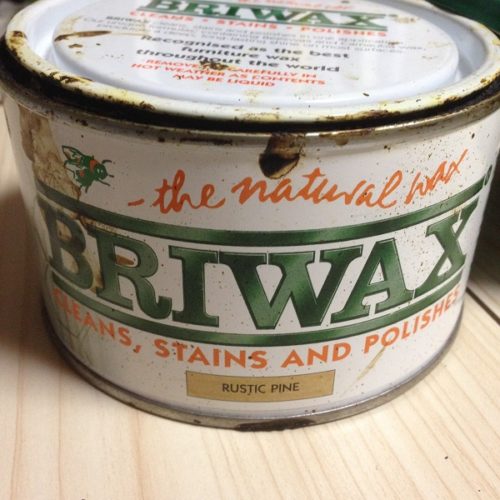 BRIWAXの缶をロゴが見えるよう正面から撮影した写真。蓋の近くに液だれの跡が茶色く残っている。