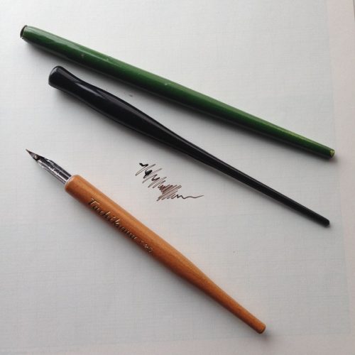 つけペンを上から撮影した写真。金属のペン先に木製のペン軸のつけペンが写っている。