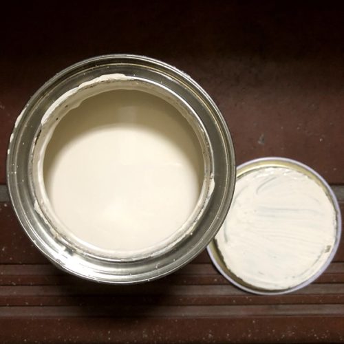 アトムハウスペイントの「さび止・鉄部用」ホワイトアイボリーを真上から撮影した写真。薄いベージュに似た色のペンキが、ペンキ缶いっぱいに入っている。