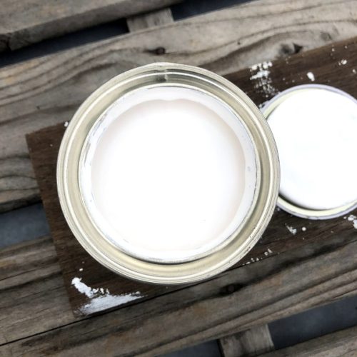 アトムハウスペイントの「水性さび止・鉄部用」ホワイトを真上から撮影した写真。ペンキ缶は蓋が開いており、真っ白なペンキが缶いっぱいに入っている。