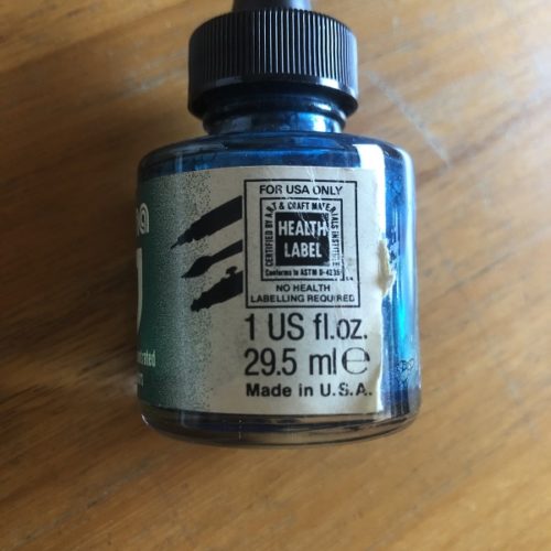 カラーインク「LUMA」のボトル瓶の側面を撮影した写真。「29.5ml」と表記されている。